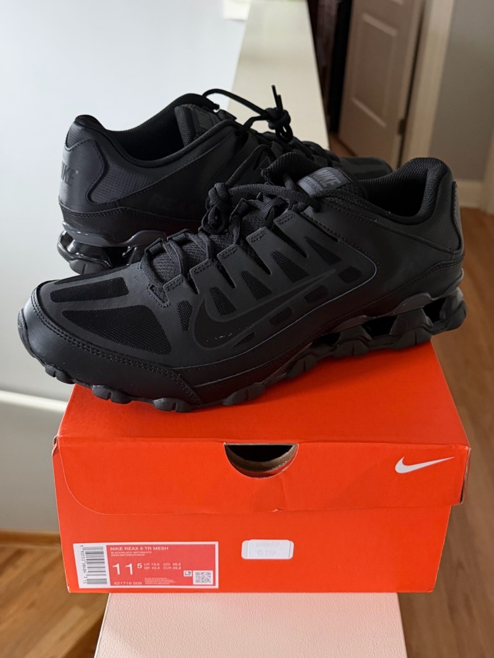 Brand new”NIKE”(Reax&Tr Mesh)men’s sneakers.Size-11,5,color-black/noir.🖤